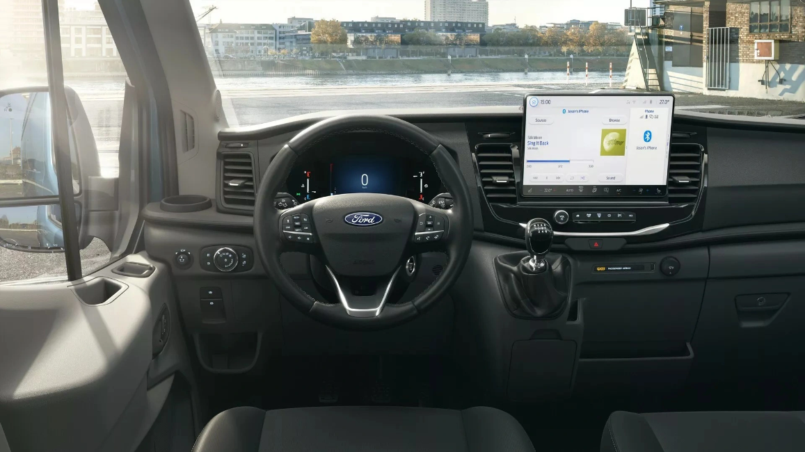 Táp lô Ford Transit 2024 giống như xe du lịch với bảng đồng hồ kỹ thuật số và màn hình cảm ứng trung tâm cỡ lớn.
