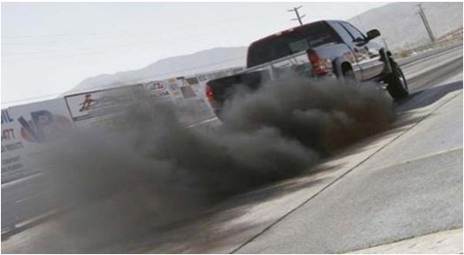 vì sao xe ô tô bị nhả khói đen nhiều?