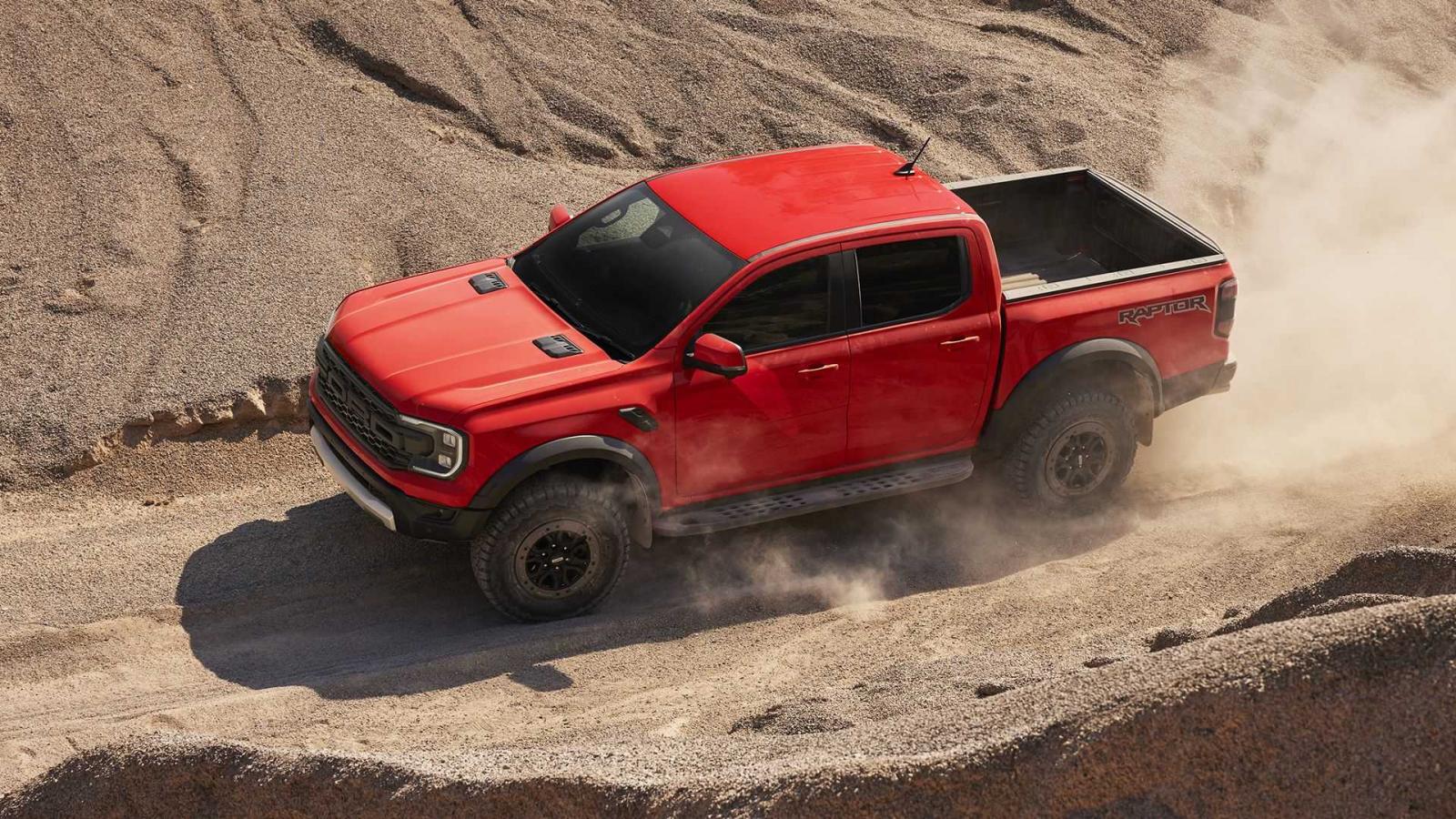 Ford Ranger Raptor 2023 trên đường off-road, thể hiện khả năng vượt địa hình ấn tượng.