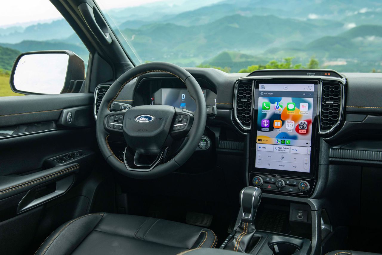 Nội thất tiện nghi và sang trọng của Ford Ranger Wildtrak 2023 với ghế bọc da và màn hình thông tin - giải trí trung tâm kích thước 12 inch.
