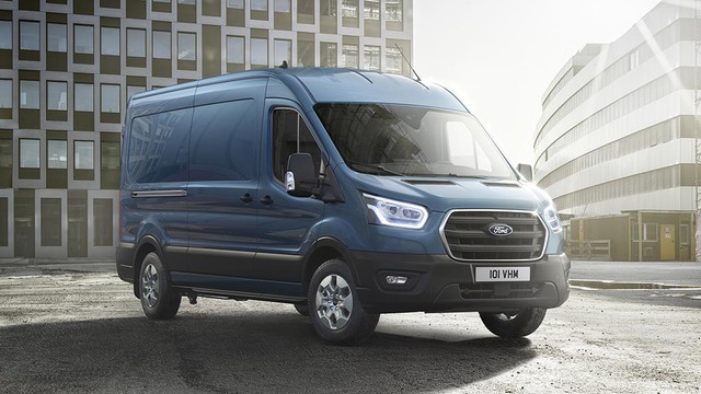 Nội thất hiện đại của Ford Transit 2024 với màn hình cảm ứng trung tâm 12 inch và bảng đồng hồ kỹ thuật số 8 inch